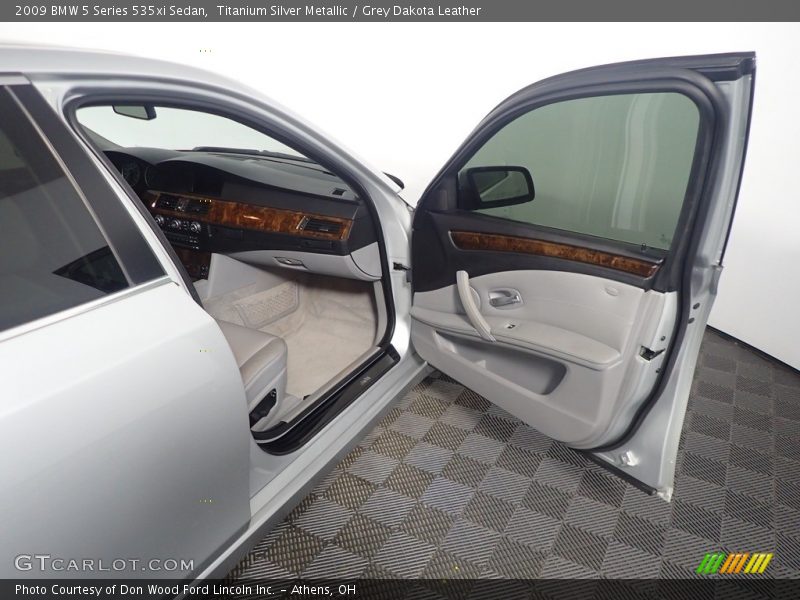 Titanium Silver Metallic / Grey Dakota Leather 2009 BMW 5 Series 535xi Sedan