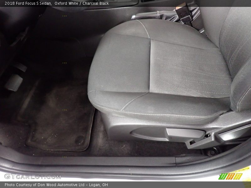Oxford White / Charcoal Black 2018 Ford Focus S Sedan