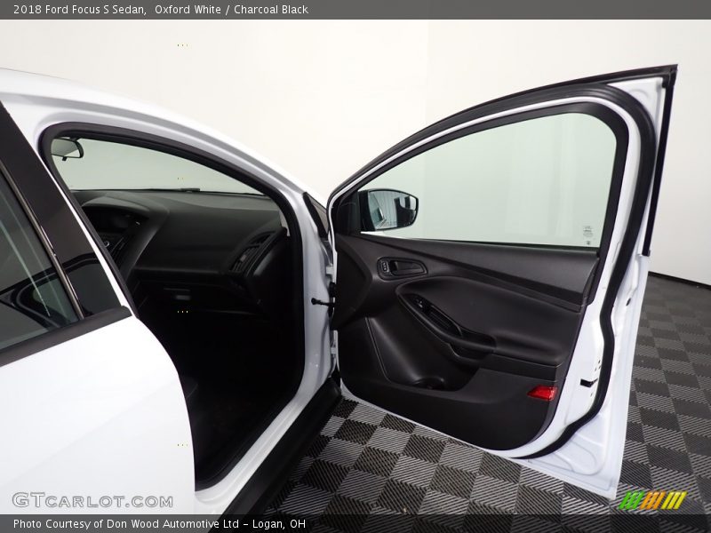 Oxford White / Charcoal Black 2018 Ford Focus S Sedan