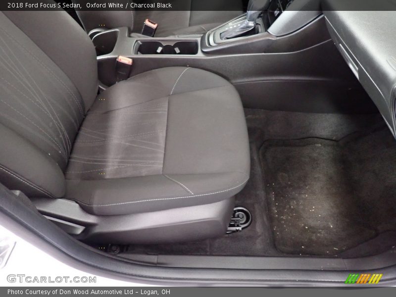 Oxford White / Charcoal Black 2018 Ford Focus S Sedan