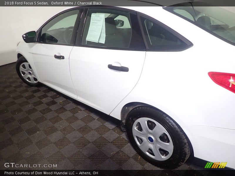 Oxford White / Charcoal Black 2018 Ford Focus S Sedan