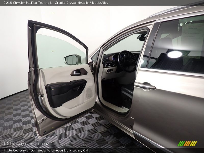 Granite Crystal Metallic / Black/Alloy 2018 Chrysler Pacifica Touring L