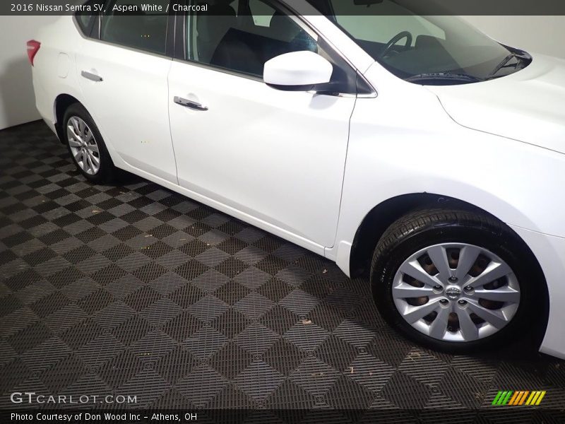 Aspen White / Charcoal 2016 Nissan Sentra SV