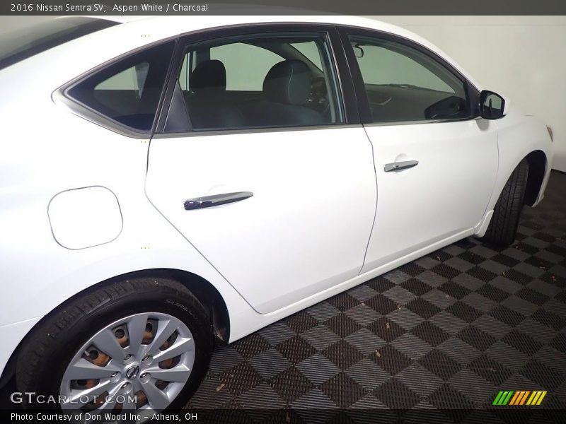 Aspen White / Charcoal 2016 Nissan Sentra SV