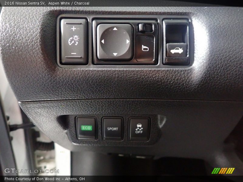 Aspen White / Charcoal 2016 Nissan Sentra SV