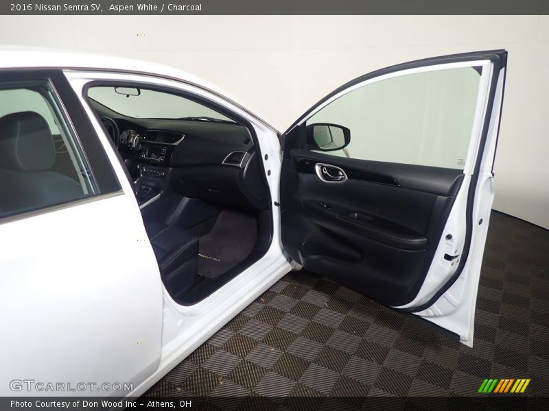 Aspen White / Charcoal 2016 Nissan Sentra SV