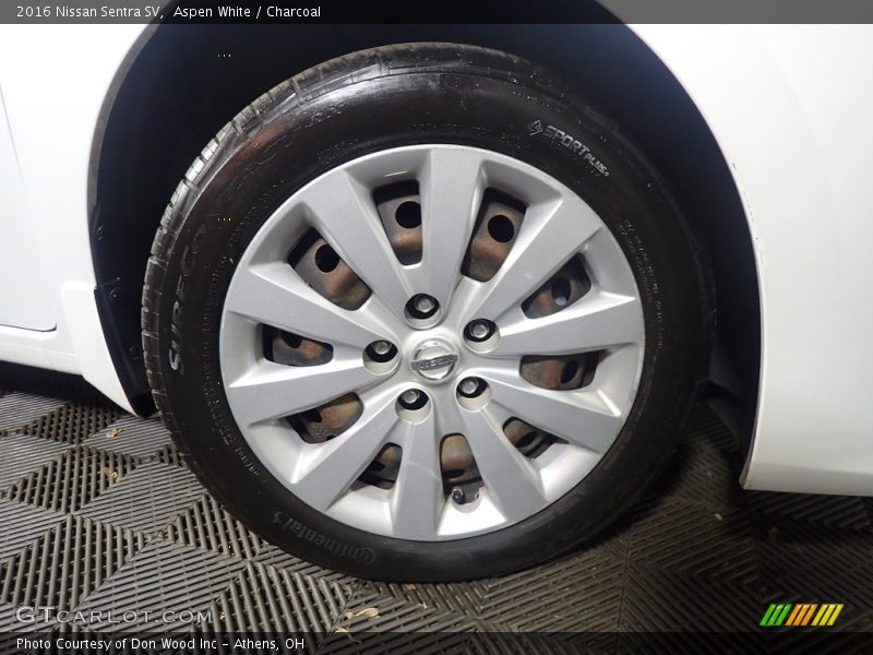 Aspen White / Charcoal 2016 Nissan Sentra SV
