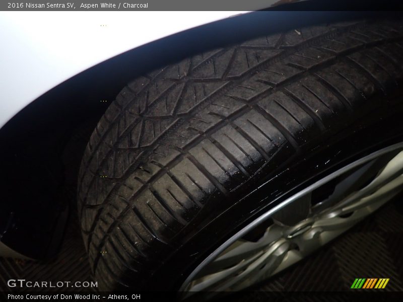 Aspen White / Charcoal 2016 Nissan Sentra SV