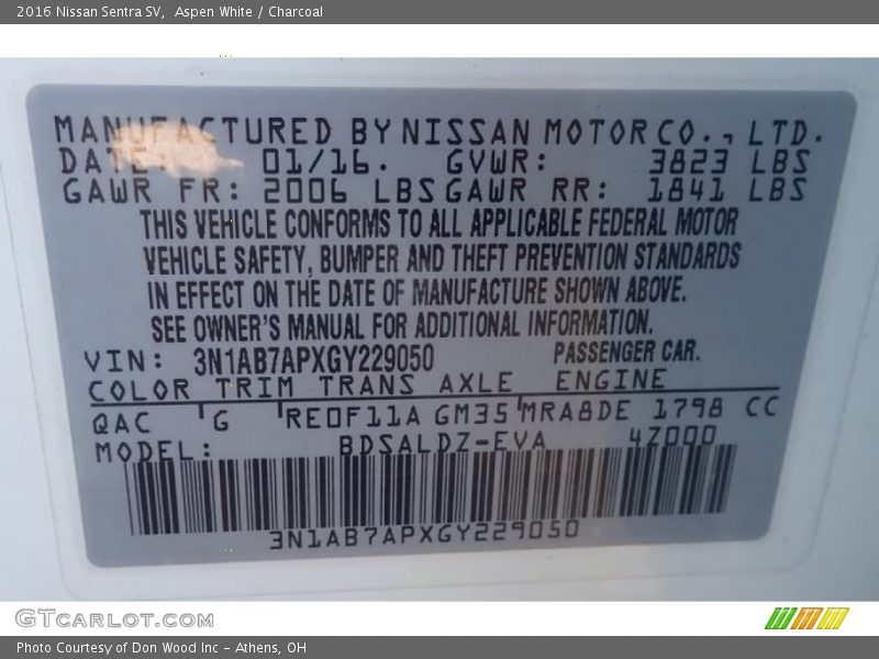 Aspen White / Charcoal 2016 Nissan Sentra SV