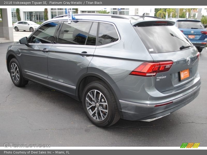 Platinum Gray Metallic / Titan Black 2018 Volkswagen Tiguan SE