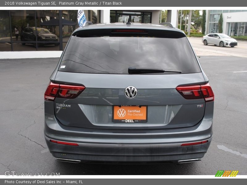 Platinum Gray Metallic / Titan Black 2018 Volkswagen Tiguan SE
