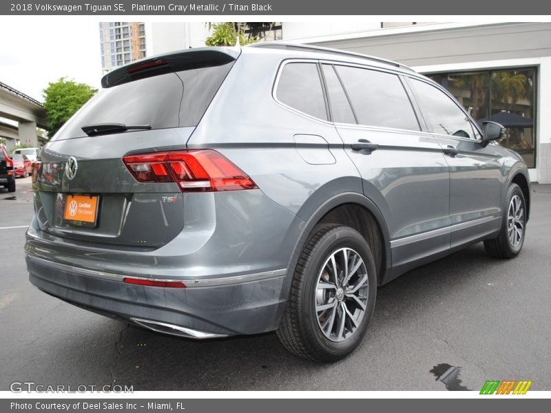 Platinum Gray Metallic / Titan Black 2018 Volkswagen Tiguan SE