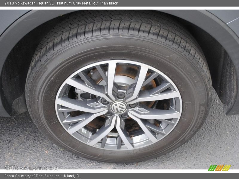 Platinum Gray Metallic / Titan Black 2018 Volkswagen Tiguan SE
