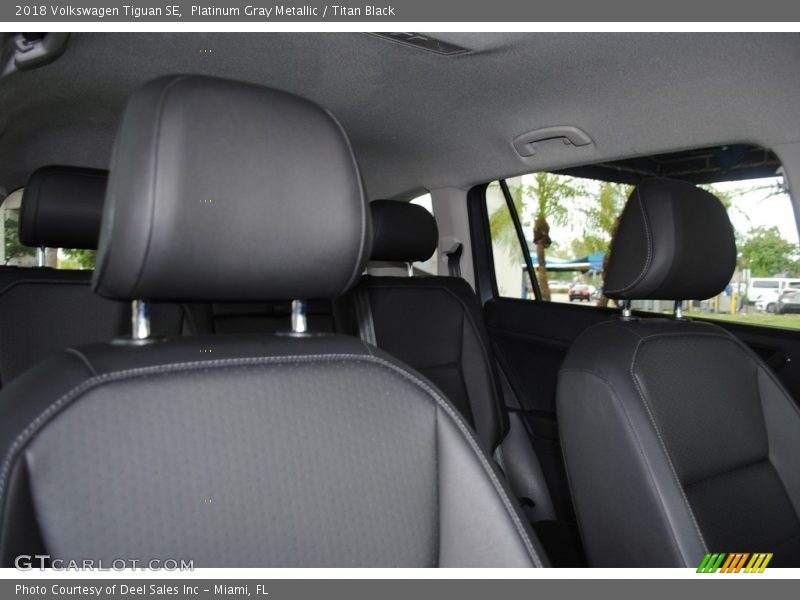 Platinum Gray Metallic / Titan Black 2018 Volkswagen Tiguan SE