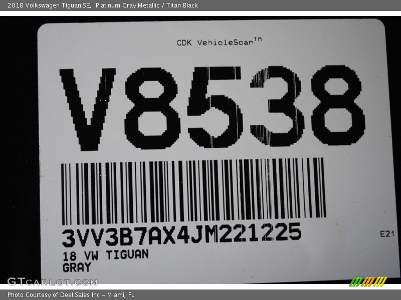 Platinum Gray Metallic / Titan Black 2018 Volkswagen Tiguan SE