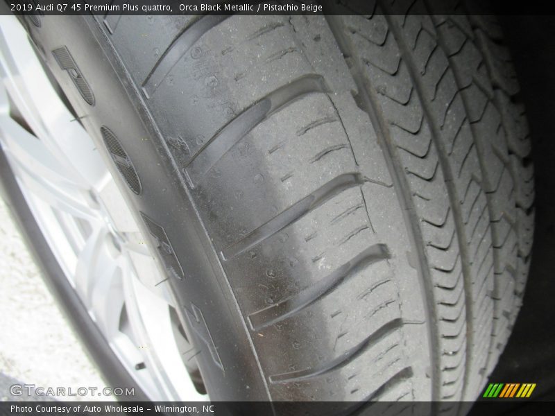 Orca Black Metallic / Pistachio Beige 2019 Audi Q7 45 Premium Plus quattro