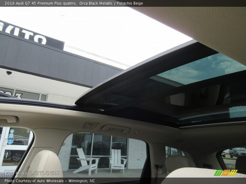 Orca Black Metallic / Pistachio Beige 2019 Audi Q7 45 Premium Plus quattro