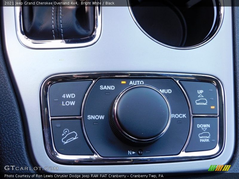 Bright White / Black 2021 Jeep Grand Cherokee Overland 4x4