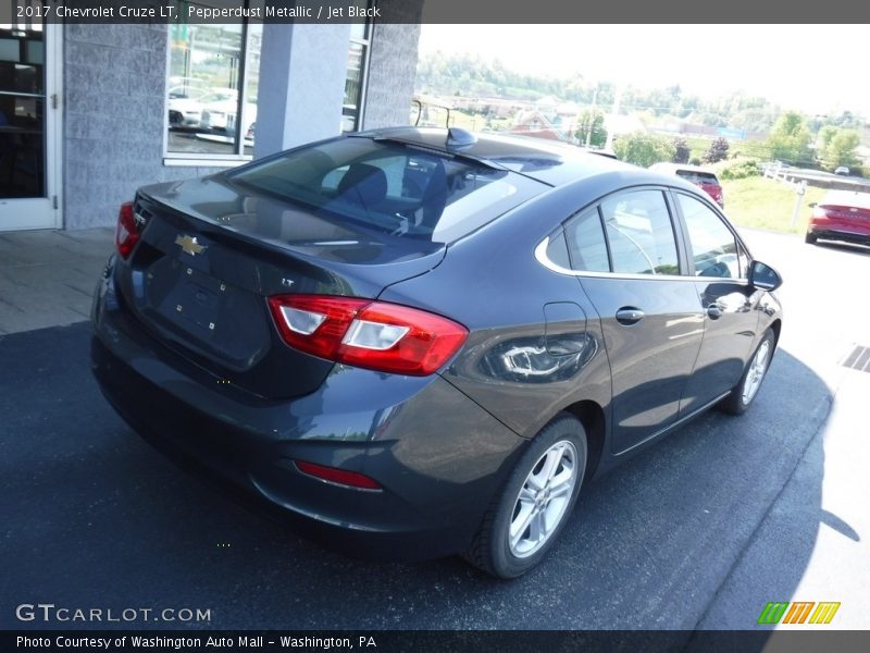 Pepperdust Metallic / Jet Black 2017 Chevrolet Cruze LT