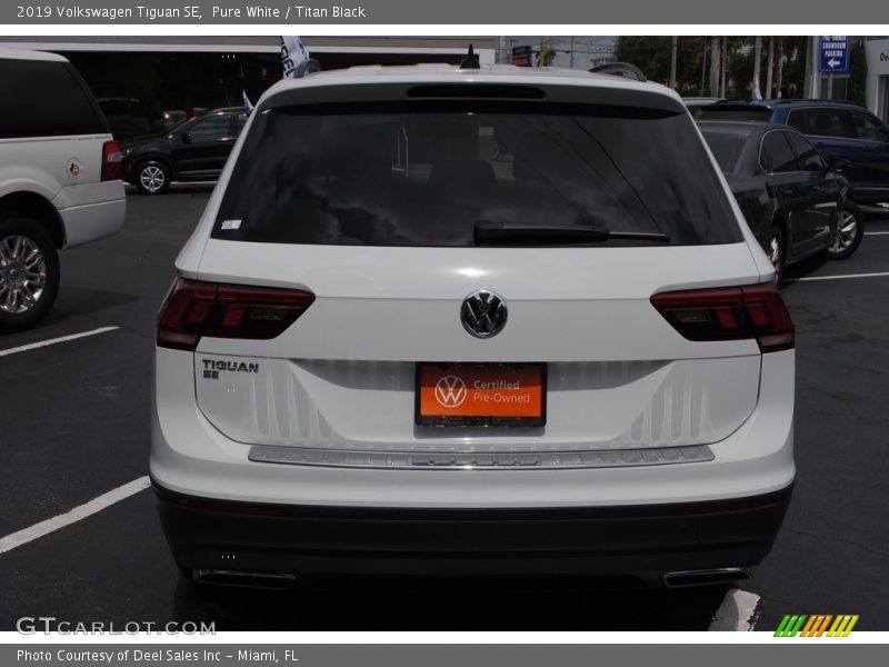 Pure White / Titan Black 2019 Volkswagen Tiguan SE