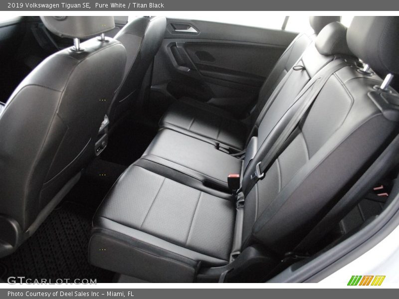 Pure White / Titan Black 2019 Volkswagen Tiguan SE