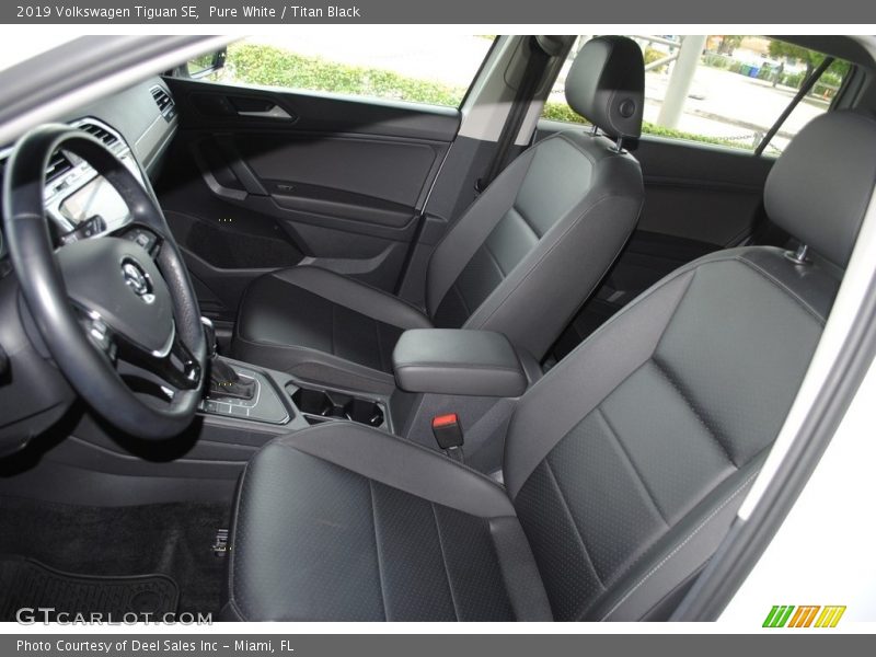 Pure White / Titan Black 2019 Volkswagen Tiguan SE