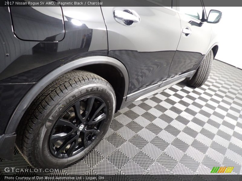 Magnetic Black / Charcoal 2017 Nissan Rogue SV AWD