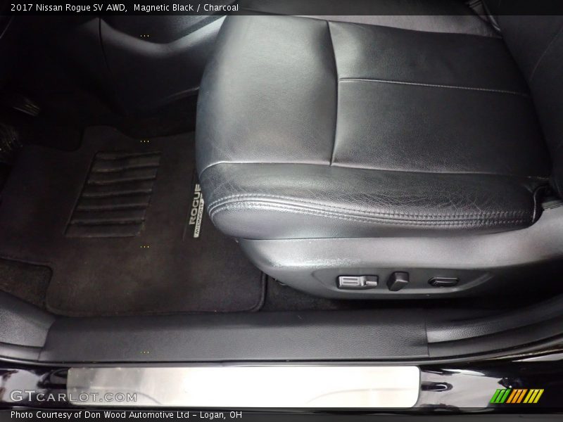 Magnetic Black / Charcoal 2017 Nissan Rogue SV AWD