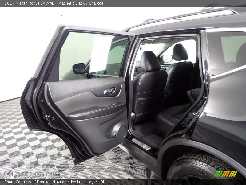 Magnetic Black / Charcoal 2017 Nissan Rogue SV AWD