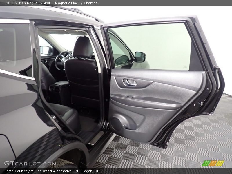 Magnetic Black / Charcoal 2017 Nissan Rogue SV AWD