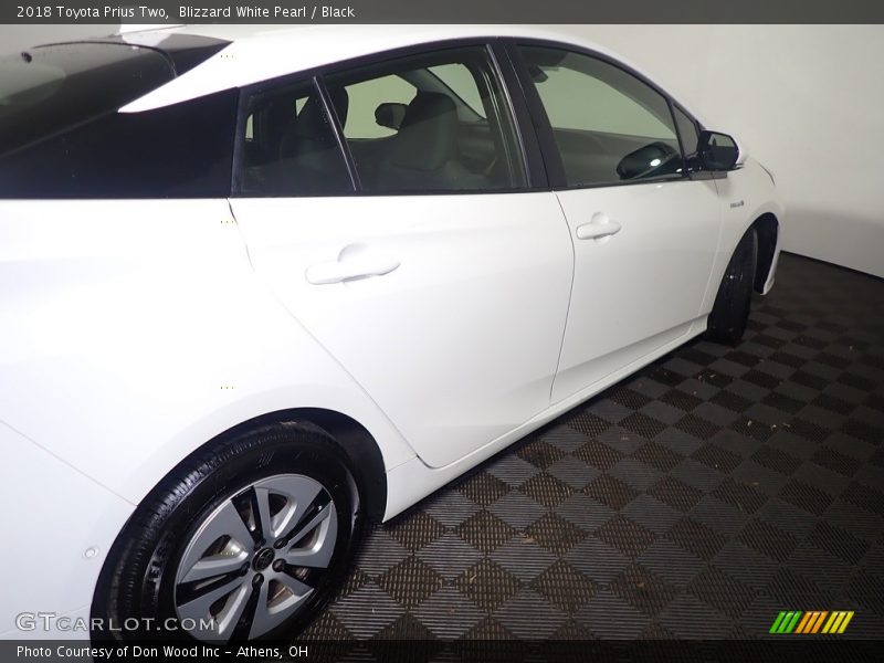 Blizzard White Pearl / Black 2018 Toyota Prius Two