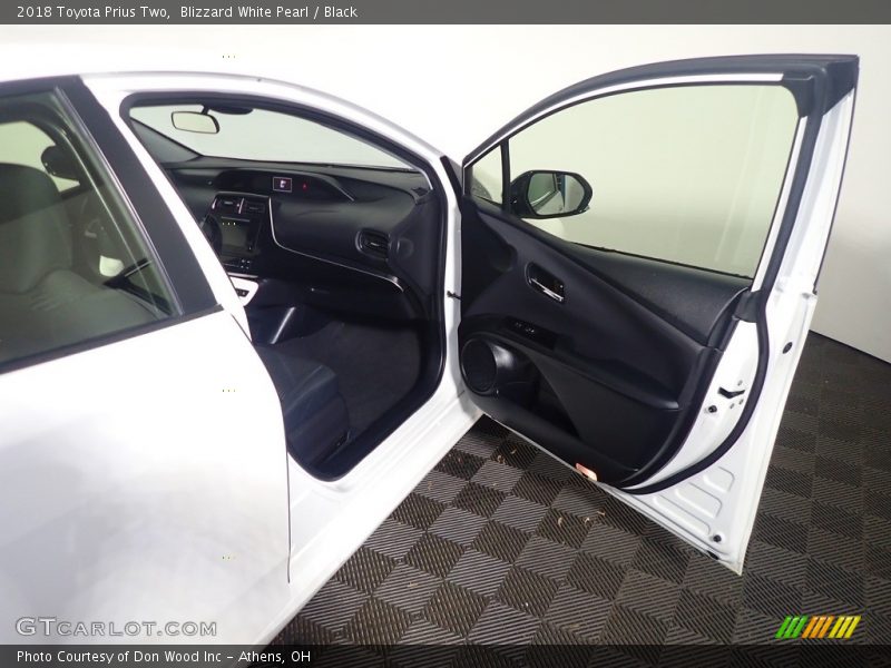 Blizzard White Pearl / Black 2018 Toyota Prius Two