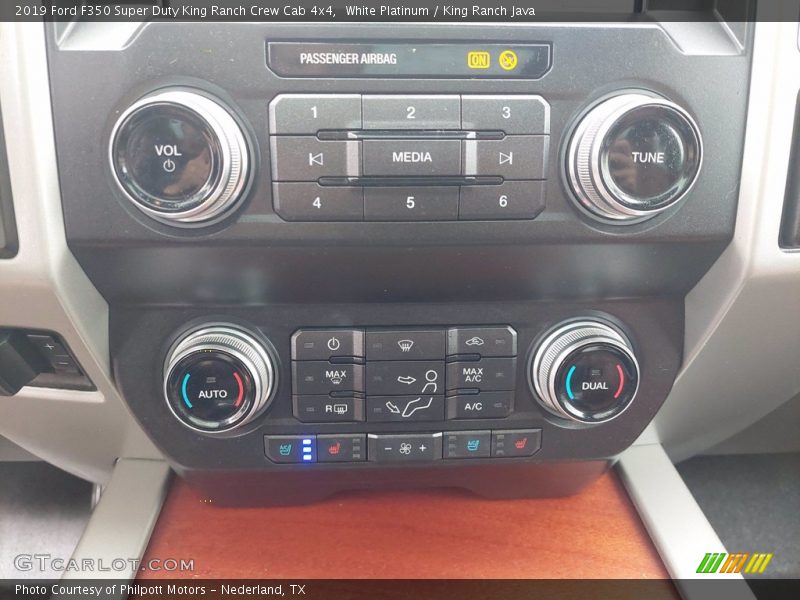Controls of 2019 F350 Super Duty King Ranch Crew Cab 4x4