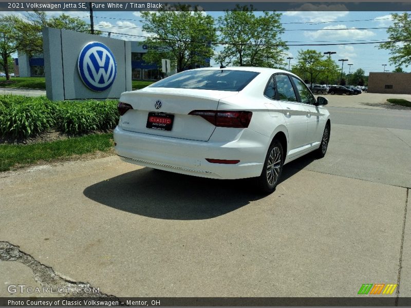 Pure White / Titan Black 2021 Volkswagen Jetta SE