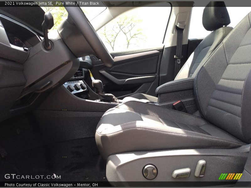 Pure White / Titan Black 2021 Volkswagen Jetta SE