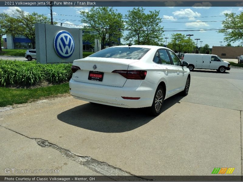 Pure White / Titan Black 2021 Volkswagen Jetta SE