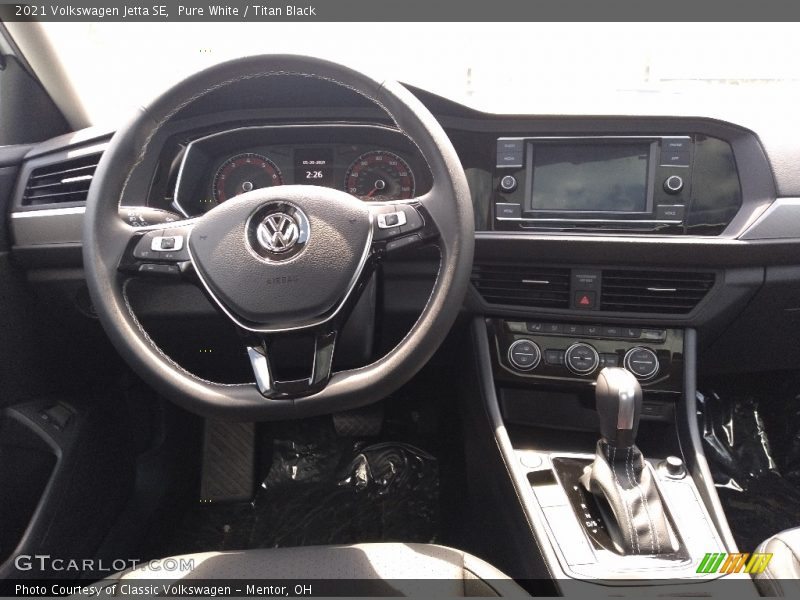 Pure White / Titan Black 2021 Volkswagen Jetta SE