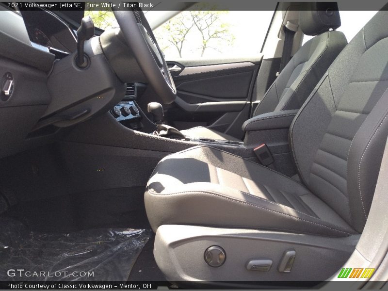 Pure White / Titan Black 2021 Volkswagen Jetta SE