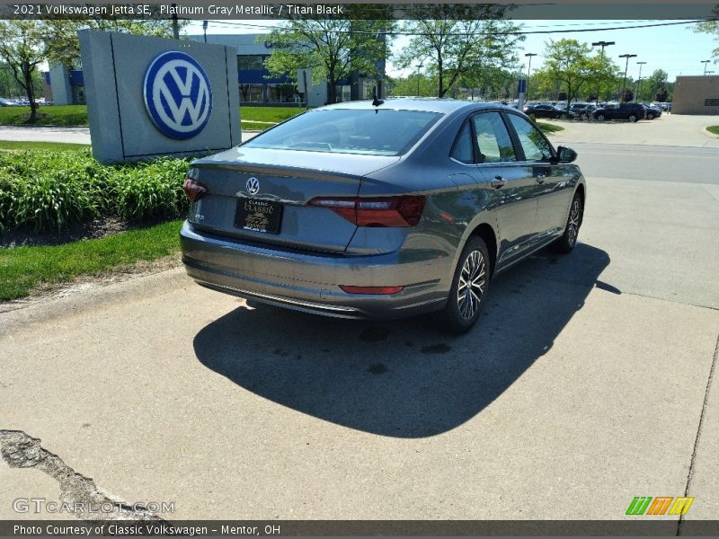 Platinum Gray Metallic / Titan Black 2021 Volkswagen Jetta SE