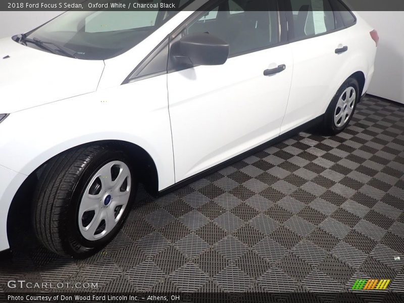 Oxford White / Charcoal Black 2018 Ford Focus S Sedan