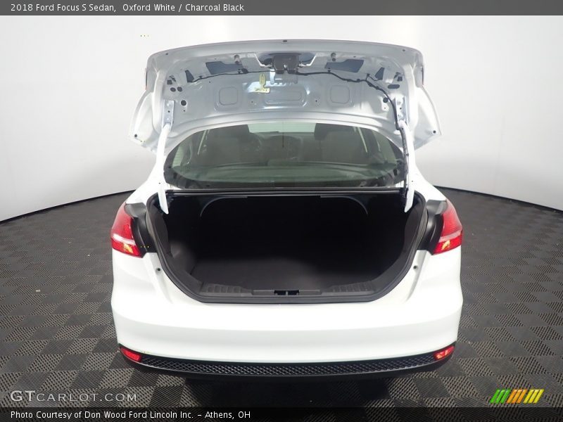 Oxford White / Charcoal Black 2018 Ford Focus S Sedan