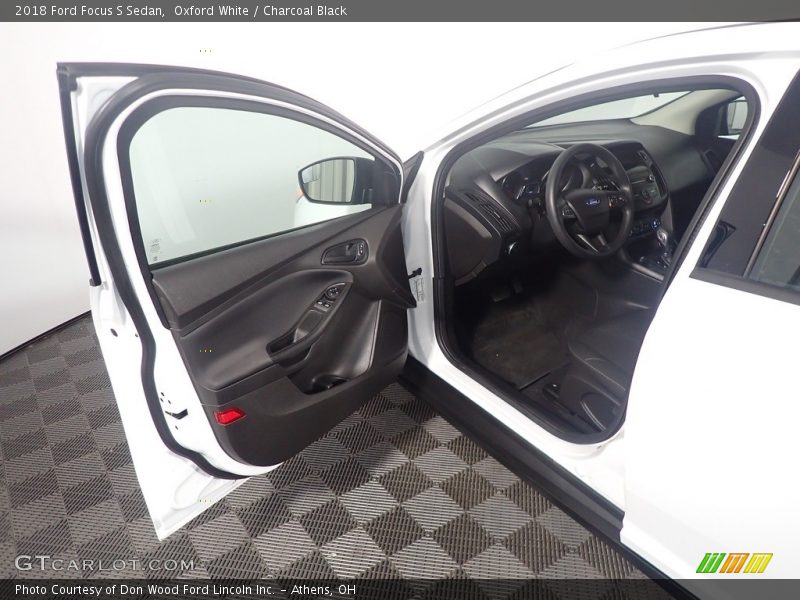 Oxford White / Charcoal Black 2018 Ford Focus S Sedan