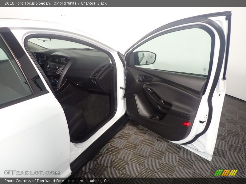 Oxford White / Charcoal Black 2018 Ford Focus S Sedan