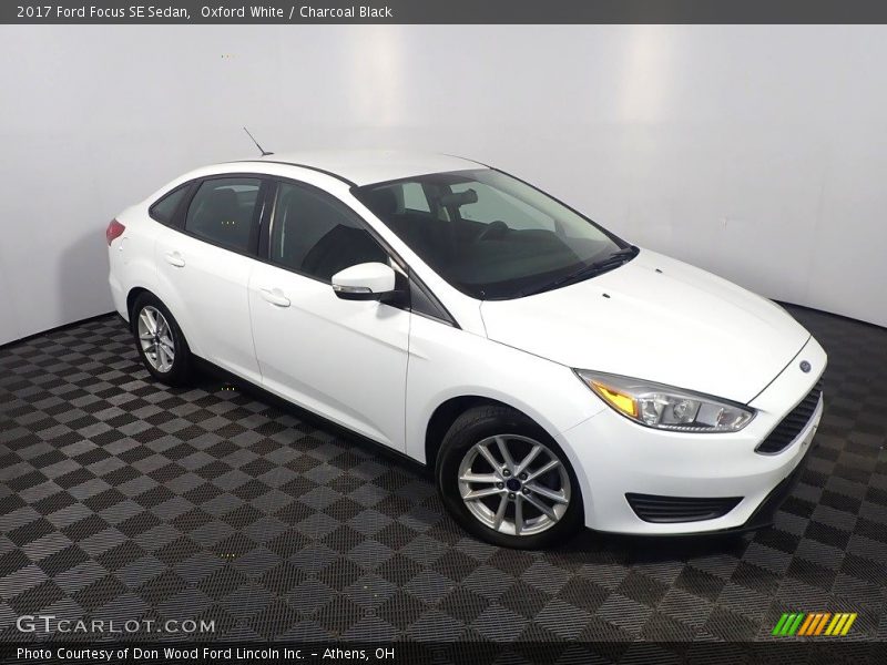 Oxford White / Charcoal Black 2017 Ford Focus SE Sedan