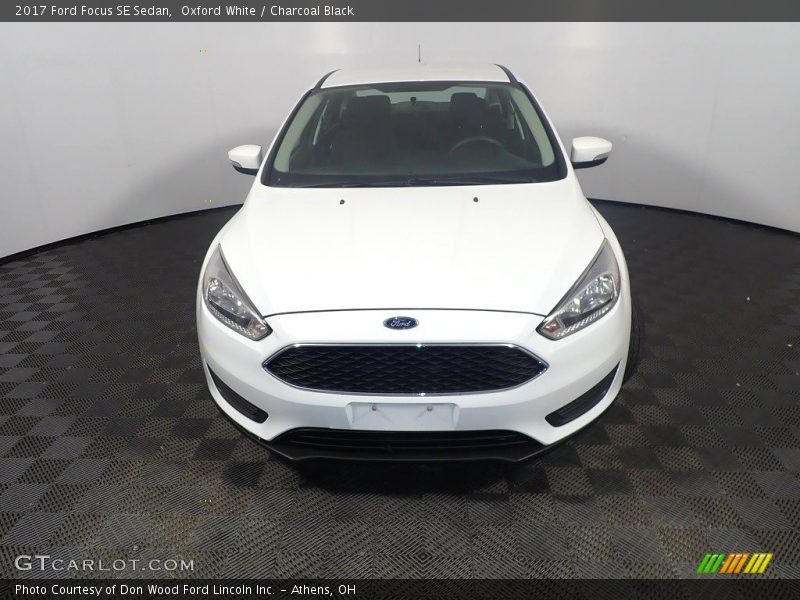 Oxford White / Charcoal Black 2017 Ford Focus SE Sedan