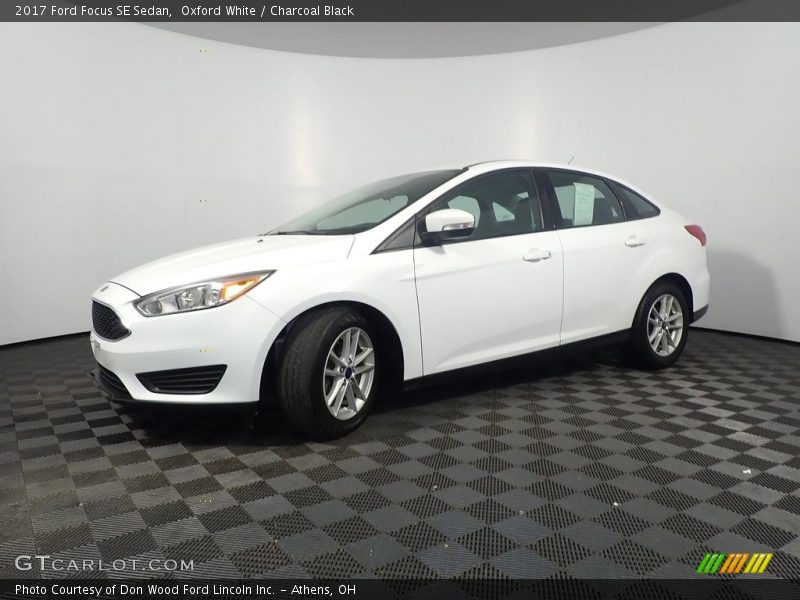 Oxford White / Charcoal Black 2017 Ford Focus SE Sedan