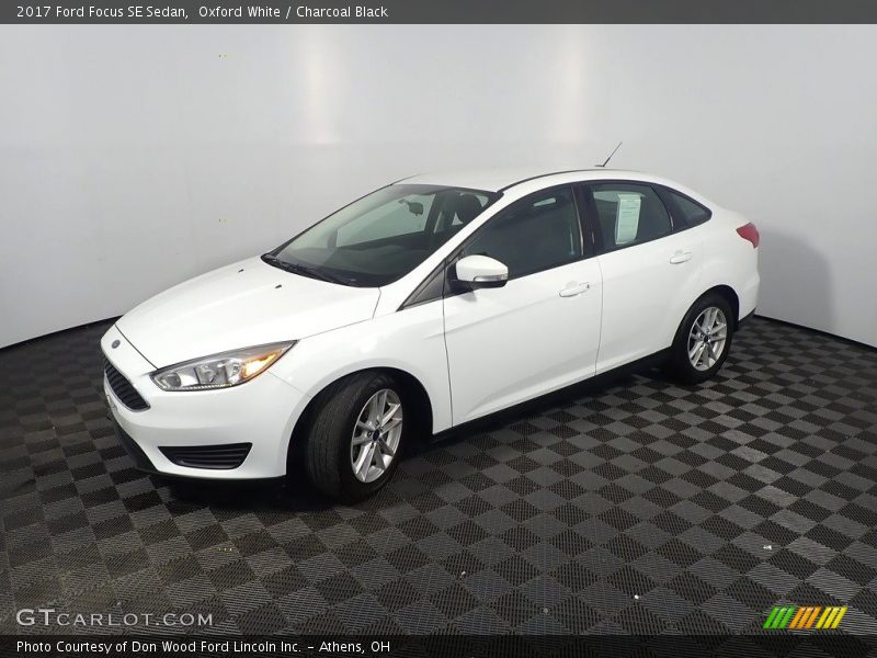 Oxford White / Charcoal Black 2017 Ford Focus SE Sedan