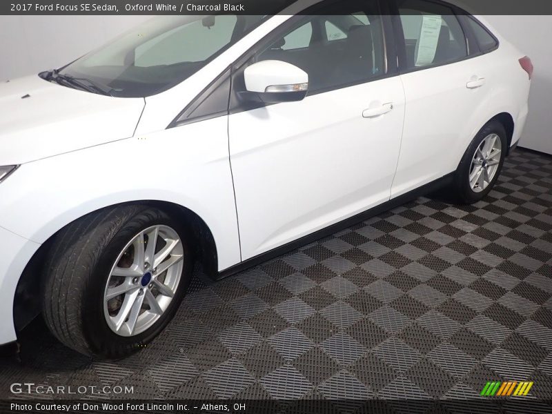 Oxford White / Charcoal Black 2017 Ford Focus SE Sedan