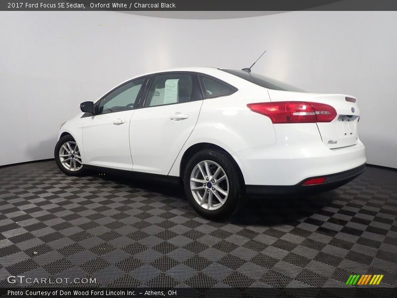 Oxford White / Charcoal Black 2017 Ford Focus SE Sedan