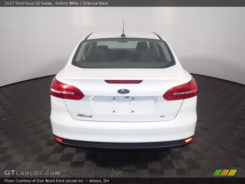 Oxford White / Charcoal Black 2017 Ford Focus SE Sedan